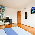Apartment Spacious 3br In The Center - Kitchen Smart Tv's *