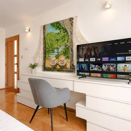 Spacious 3br In The Center - Kitchen Smart Tv's